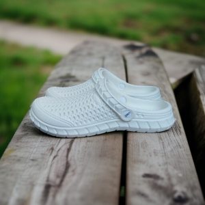 Сабо білого кольору