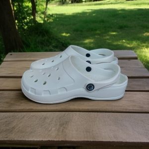 Сабо білого кольору